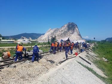 Vào lúc 13h45 phút chiều nay, tàu qua khu gian Khoa Trường - Trường Lâm (Thanh Hóa), tuyến đường sắt Bắc - Nam đã chính thức thông tuyến trở lại.