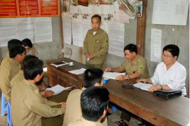 Lực lượng công an xã An Phú (Lục Yên) bàn kế hoạch phát động toàn dân bảo vệ an ninh Tổ quốc. Ảnh MQ