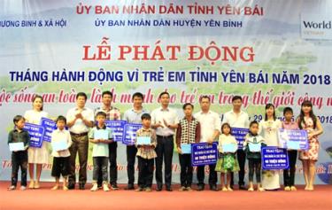 Đồng chí Dương Văn Tiến - Phó Chủ tịch UBND tỉnh (thứ 5 từ phải sang), cùng lãnh đạo Sở Lao động - Thương binh và Xã hội, các nhà hảo tâm trao học bổng và biển nhà tượng trưng cho các em học sinh có hoàn cảnh đặc biệt khó khăn trên địa bàn tỉnh.