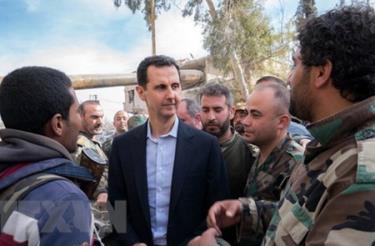 Tổng thống Syria Bashar al-Assad (giữa) thị sát mặt trận ở Đông Ghouta ngày 18/3.