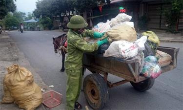 Ông Đoàn Văn Thành thu gom, vận chuyển rác.