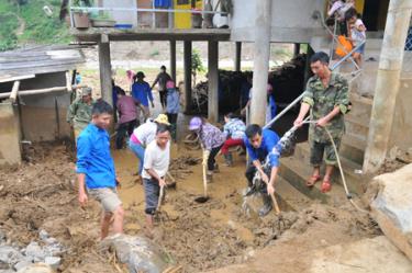 Người dân thị xã Nghĩa Lộ khắc phục hậu quả trận lũ lịch sử tháng 10/2017.