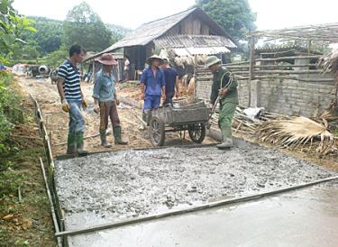 Nhân dân xã Y Can bê tông hóa đường giao thông nông thôn đến vùng đặc biệt khó khăn.