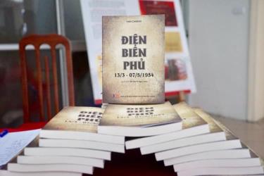 Cuốn sách “Điện Biên Phủ 13/3 - 7/5/1954” của tác giả Ivan Cadeau.