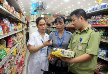 Đoàn thanh kiểm tra liên ngành ATTP tỉnh kiểm tra tại các cơ sở kinh doanh trên địa bàn.