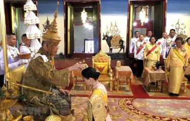 Nhà vua Thái Lan Maha Vajiralongkorn - Rama X (trái) và Hoàng hậu Suthida (giữa) thực hiện một nghi thức trong Lễ Đăng quang ở thủ đô Bangkok ngày 4/5/2019.