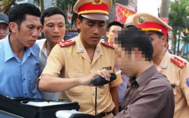 Lái xe vi phạm nồng độ cồn có thể bị phạt tới 40 triệu, tước GPLX 2 năm. Ảnh minh họa