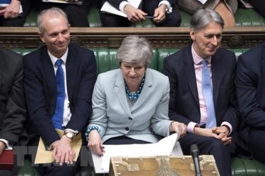 Thủ tướng Anh Theresa May (giữa) và Phó Thủ tướng Anh David Lidington (trái) tại một phiên họp của Hạ viện ở London, ngày 25/3/2019.