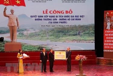 Đại diện địa phương nhận bảng xếp hạng di tích.