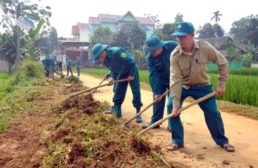 Dân quân xã Trúc Lâu, huyện Lục Yên tu sửa đường giao thông nông thôn.