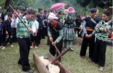 Giã bánh dày là công đoạn dành cho những người đàn ông Mông khỏe mạnh, khéo léo. (Ảnh: Thu Hiền)