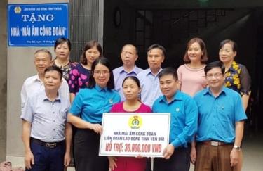 Công đoàn ngành Y tế và lãnh đạo Liên đoàn Lao động tỉnh trao “Mái ấm công đoàn” cho cán bộ có hoàn cảnh khó khăn.