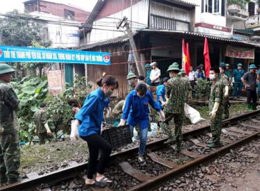 Tuổi trẻ thành phố Yên Bái tổ chức thu gom trên 60 tấn rác thải trong 