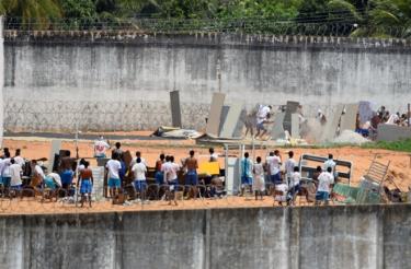Các tù nhân dùng đồ đạc làm rào chắn trong một cuộc đụng độ trong tù ở Brazil.