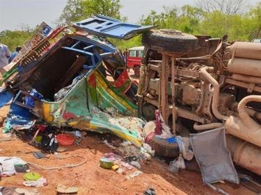 Hiện trường vụ tai nạn giao thông trên quốc lộ 6 nối tỉnh Kassela và Zantiguila, Mali, ngày 28/5/2019.