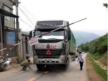 Lực lượng chức năng huyện Mù Cang Chải phun khử trùng các phương tiện giao thông qua chốt kiểm dịch động vật tạm thời trên quốc lộ 32 địa phận bản Tà Chơ, xã Cao Phạ.