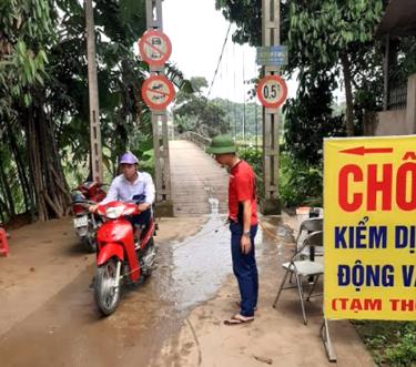 Chốt kiểm dịch động vật tạm thời lập tại thôn Đoàn Kết xã Âu Lâu,
thành phố Yên Bái. (Ảnh: Hồng Duyên)