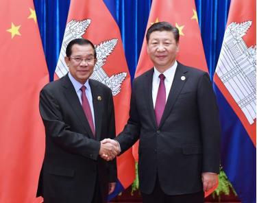 Thủ tướng Campuchia Hun Sen bắt tay Chủ tịch Trung Quốc Tập Cận Bình