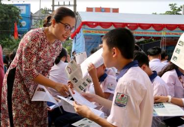 Cán bộ Trung tâm Giới thiệu việc làm tỉnh phát tờ rơi tuyên truyền về thị trường lao động cho học sinh tham dự Ngày hội việc làm, tư vấn tuyển sinh, giáo dục nghề nghiệp năm 2019 do Sở Lao động-Thương binh và Xã hội tổ chức trung tuần tháng 5 vừa qua.