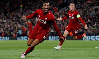 Wijnaldum vào sân đầu hiệp hai và ghi liền hai bàn quan trọng.