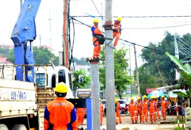 Công nhân Điện lực Yên Bái thực hành xử lý tình huống trong diễn tập PCTT - TKCN, xử lý sự cố, an toàn năm 2019.