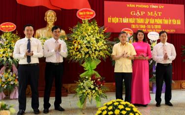 Đồng chí Dương Văn Thống trao tặng lẵng hoa, chúc mừng cán bộ, công chức, nhân viên Văn phòng Tỉnh ủy nhân kỷ niệm 70 năm Ngày thành lập.