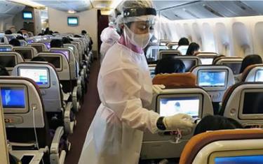 Tiếp viên đo thân nhiệt hành khách.