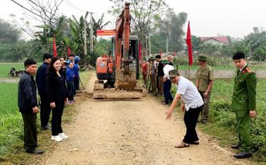 Lãnh đạo xã Hán Đà kiểm tra làm đường giao thông nông thôn.