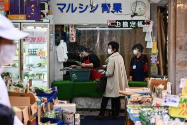 Cảnh vắng khách tại cửa hàng tạp hóa do ảnh hưởng của dịch COVID-19 ở Tokyo, Nhật Bản, ngày 21/4/2020.