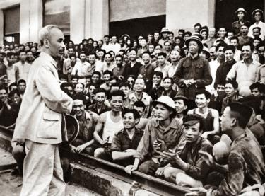 Đến thăm nhà máy xe lửa Gia Lâm vào đúng ngày sinh nhật 19/5/1955, Người nhắc nhở công nhân, cán bộ phát huy truyền thống cách mạng của nhà máy, ra sức xây dựng miền Bắc, ủng hộ miền Nam.(Ảnh tư liệu)