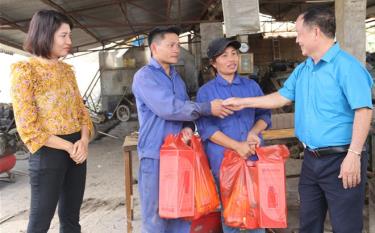 Lãnh đạo Liên đoàn Lao động huyện Trấn Yên trao quà hỗ trợ của Liên đoàn Lao động tỉnh cho công nhân Công ty cổ phần Sản xuất vật liệu xây dựng Bảo Hưng có hoàn cảnh khó khăn do ảnh hưởng của dịch Covid-19 và thiệt hại do thiên tai gây ra.