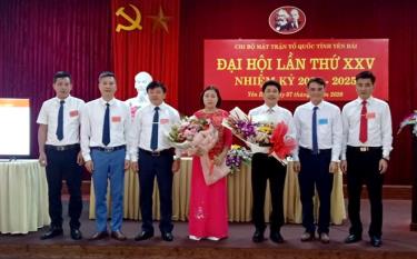 Đồng chí Giàng A Tông - Bí thư Đảng đoàn MTTQ tỉnh và đồng chí Phạm Vĩnh Cường - Phó Bí thư Đảng ủy Khối cơ quan và doanh nghiệp tỉnh tặng hoa chúc mừng Ban Chấp hành khóa mới.