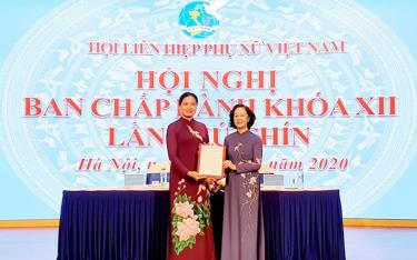 Đồng chí Trương Thị Mai (phải), Ủy viên Bộ Chính trị, Bí thư Trung ương Đảng, Trưởng ban Dân vận Trung ương, trao quyết định Bộ Chính trị về việc điều động, chỉ định bà Hà Thị Nga giữ chức danh Bí thư Đảng đoàn Hội LHPN Việt Nam nhiệm kỳ 2017 - 2022.