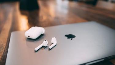 Tai nghe AirPods của Apple.