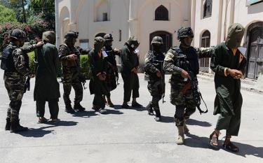 Binh sỹ Afghanistan áp giải các tay súng Taliban bị bắt giữ tại Jalalabad.