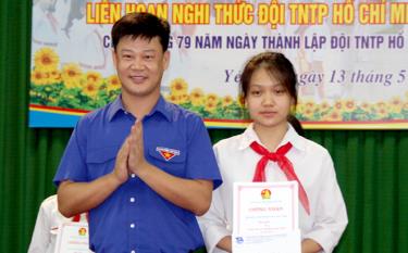 Anh Đinh Tiến Hùng - Phó Bí thư Tỉnh đoàn, Chủ tịch Hội đồng Đội tỉnh trao giải B cho Hội đồng Đội thành phố Yên Bái.