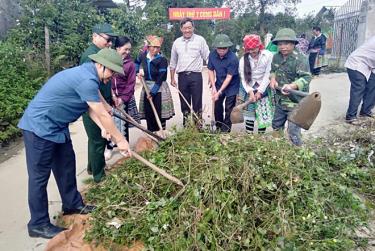 Lãnh đạo và đảng viên trong Chi bộ tham gia “Ngày thứ 7 cùng dân”.