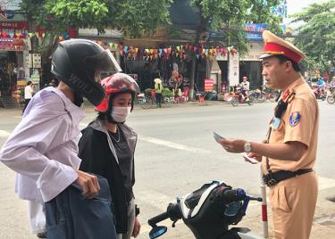 Cán bộ Đội CSGT số 3, Phòng CSGT Công an tỉnh kiểm tra giấy tờ chủ phương tiện tham giao thông đường bộ