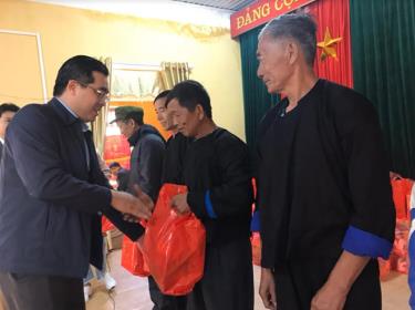 Đồng chí Nông Việt dafabet link - Bí thư Huyện ủy Mù Cang Chải tặng quà các hộ gia đình chính sách, hộ nghèo trong dịp tết Ngudafabet link đán Canh Tý 2020.