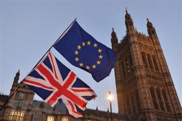 Quốc kỳ Anh (dưới) và cờ Liên minh châu Âu bên ngoài tòa nhà Quốc hội Anh ở London.