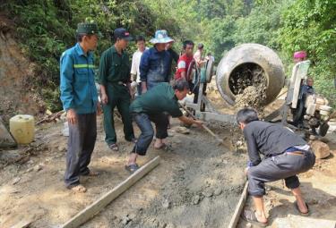 Hội viên cựu chiến binh xã Lao Chải tham gia làm đường giao thông nông thôn.