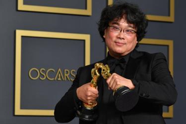 Đạo diễn Bong Joon Ho tại Oscar 2020, thắng giải 