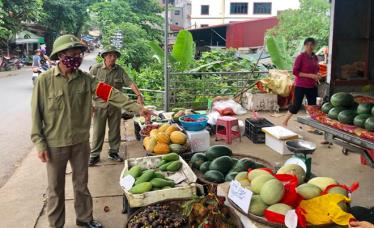 Ban Bảo vệ dân phố phường Yên Thịnh nhắc nhở người bán hàng trên đường Nguyễn Đức Cảnh.