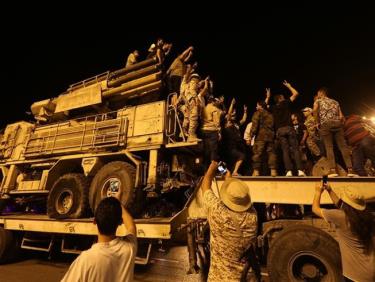 Người dân tập trung tại Quảng trường Martyrs ở Tripoli để xem hệ thống tên lửa phòng không Pantsir do Nga chế tạo được lực lượng ông Haftar sử dụng.