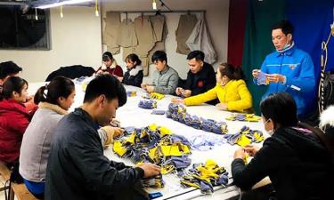 Youth union members of Nghia Lo town partner with Cam Huong tailor shop to produce 12,000 cloth masks and give to residents for free