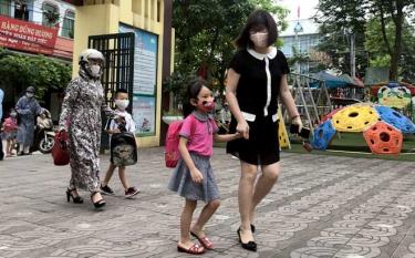 Parents make their children wear face masks when going to kindergartens