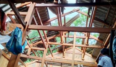 Trận mưa dông chiều tối ngày 8/5 trên địa bàn huyện Mù Cang Chải đã làm 278 nhà dân bị tốc mái