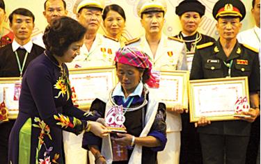 Đồng chí Bí thư Tỉnh ủy, Chủ tịch HĐND tỉnh Phạm Thị Thanh Trà tặng biểu trưng cho các tập thể, cá nhân điển hình tiên tiến học tập dafabet link làm theo tư tưởng, đạo đức, phong cách Hồ Chí Minh giai đoạn 2016 - 2018.