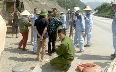 Tổ công tác liên ngành huyện Văn Yên kiểm tra, xử lý các vi phạm hành lang an toàn giao thông đường cao tốc Nội Bài - Lào Cai.