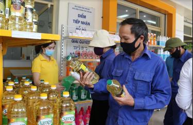 Người lao động có hoàn cảnh khó khăn trên địa bàn thành phố Yên Bái lựa chọn sản phẩm tại “Gian hàng 0 đồng” và điểm bán hàng giảm giá cho đoàn viên, người lao động trong Tháng Công nhân.